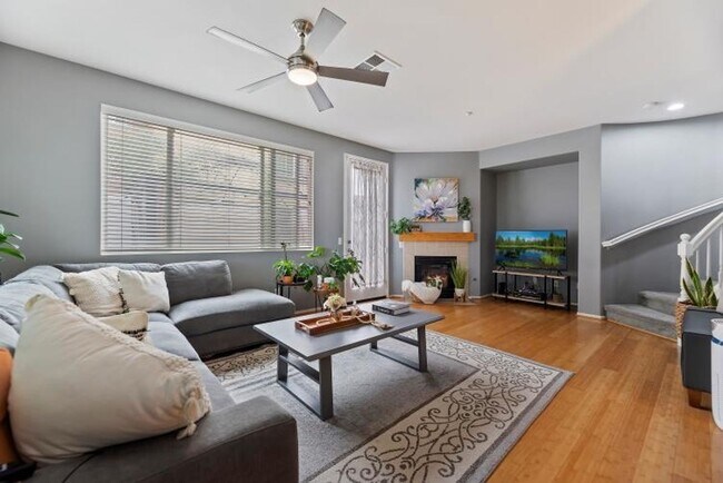 Building Photo - Beautiful 3 bedroom townhouse available fo...