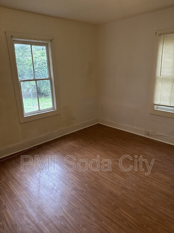 Building Photo - 211 E Brooks St