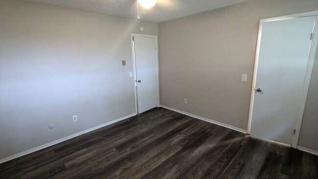 Building Photo - 801 Kerns Dr NE