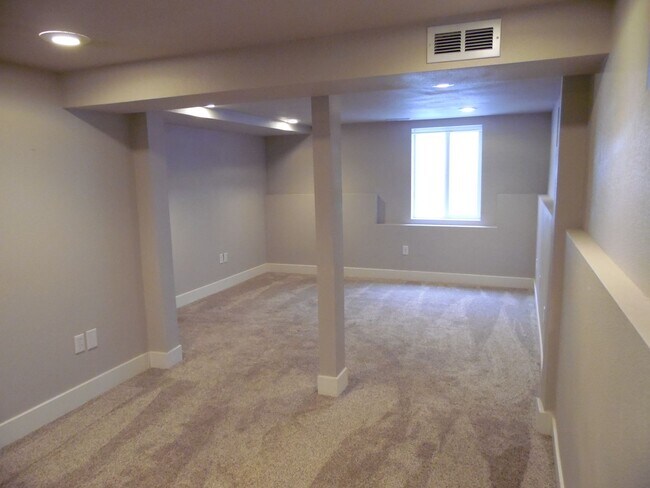 Building Photo - 2813 Henderson Dr