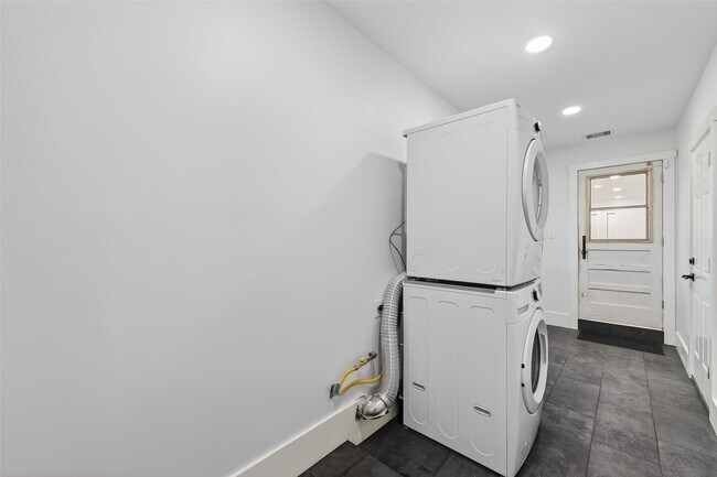 Building Photo - 9770 Cedardale Dr