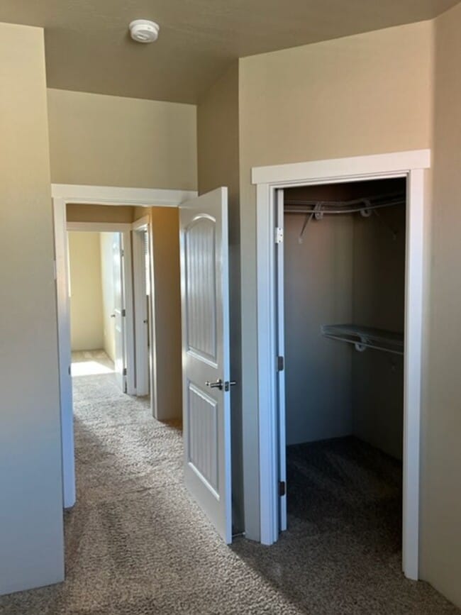Building Photo - 3 LEVEL CONDO W/ UPGRADES, GARAGE/ FENCED ...