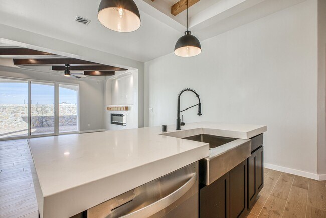 Building Photo - Beautiful East side House 4 bed-2.5 baths, part of The  Club that includes Swimming Pool, Gym, Te...