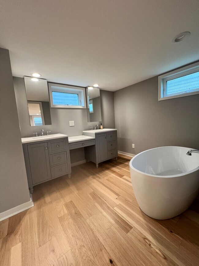 Building Photo - 3 Bedroom 2 Bathroom in Greenlake!