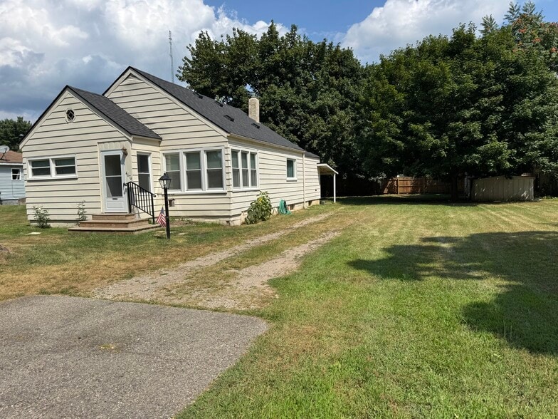 Two bedroom, one bath with full unfinished basement on double lot. - 4674 Lakeborn Dr
