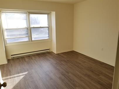 Building Photo - 2 Bedroom 1.5 Bath Townhome on culdesac with fenced in back yard. Close to Shops and Downtown.