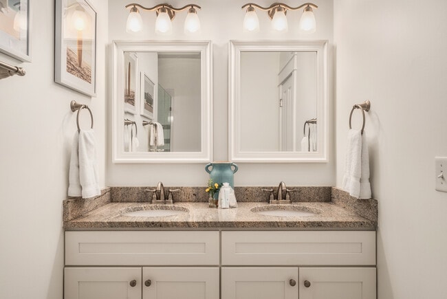 Building Photo - 105 W 7th St