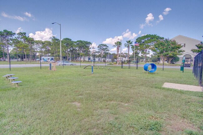 Building Photo - Charming Townhome with Fireplace & Fenced ...