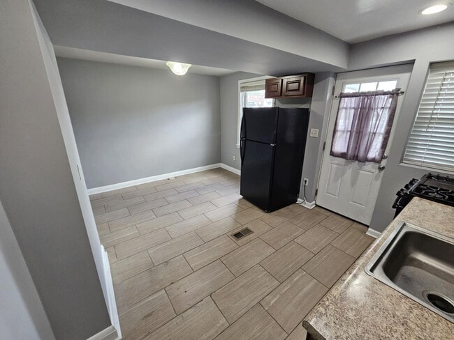 Building Photo - Recently Updated 3 Bedroom/ 1.5 Bathroom T...