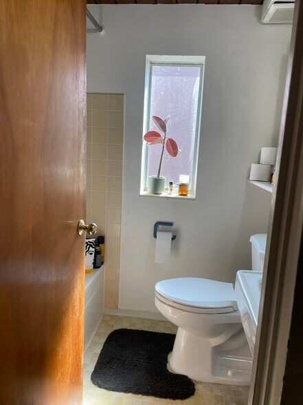 Building Photo - 3246 NE 85th St