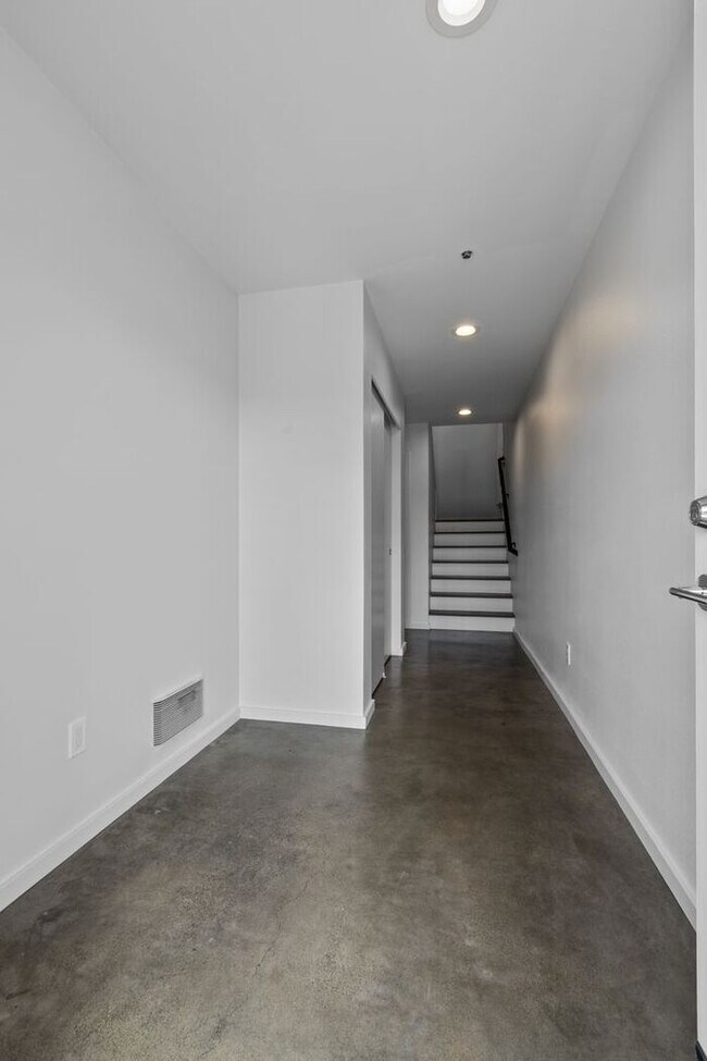 Building Photo - Stunning Columbia City Townhome w/ Views and AC (1st Month Free)