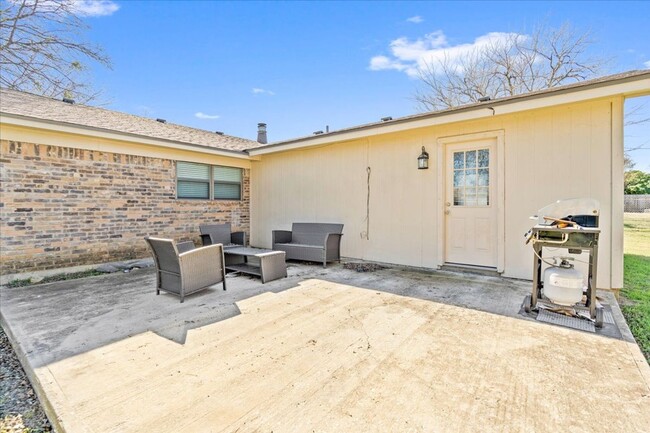 Building Photo - 3/3 with 2 living areas in Midway ISD