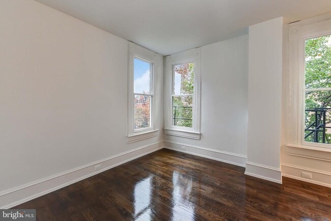 Building Photo - 501 Seward Square SE