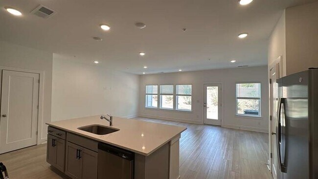 Building Photo - 198 Redbud Rd