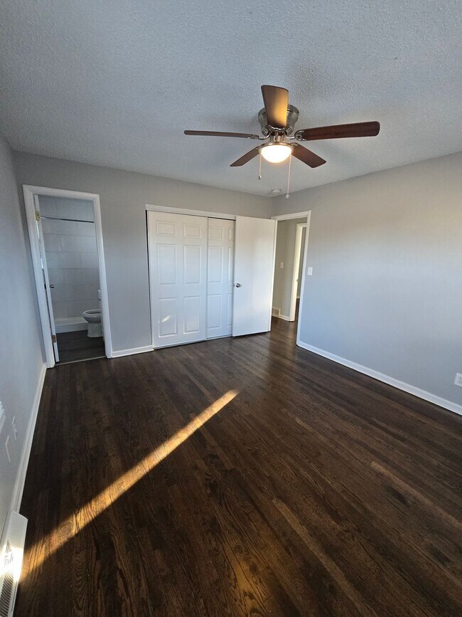 Building Photo - 3 Bedroom Ranch with large fenced in backyard