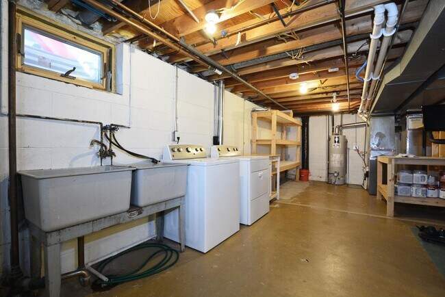 Building Photo - Beautiful 3-Bed 3-Bath Home in Golden Valley - Available 6/1!