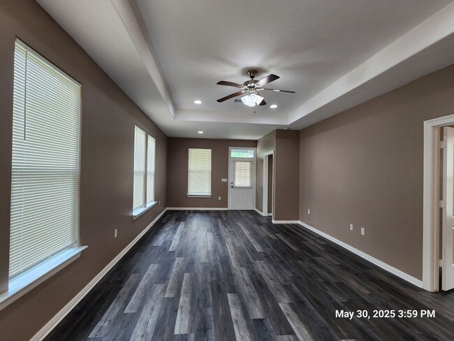 Building Photo - 3 bedroom / 2 bath in 77630. Immediate mov...