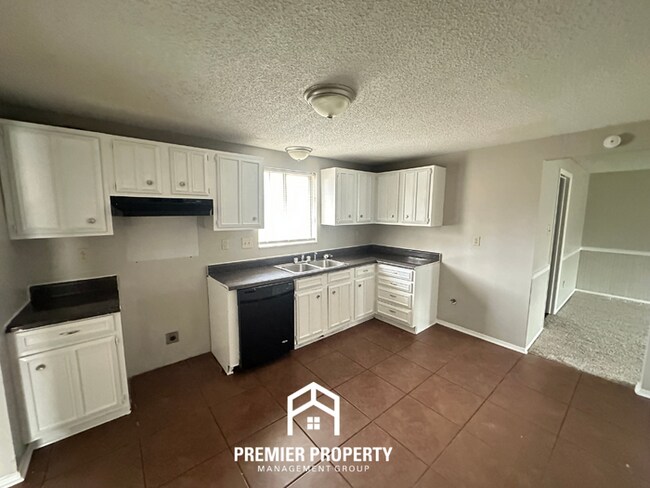 Building Photo - Spacious 4BR Home w/ Fireplace, Covered Patio & Fenced Yard