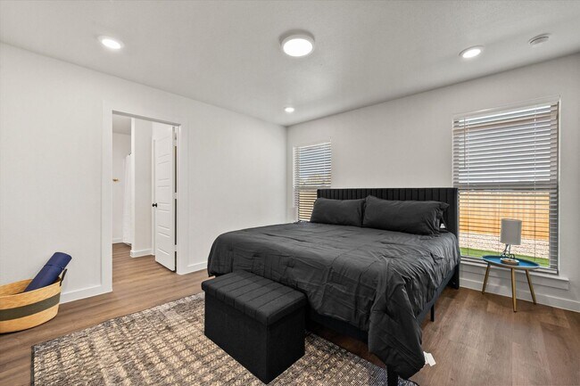 Building Photo - More Space, More Style, Welcome to 2507 Kenwood!