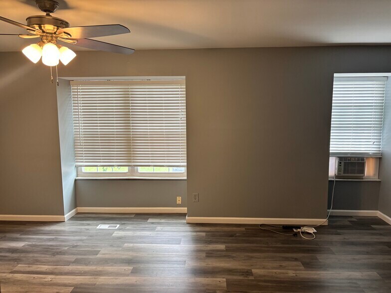 Lots of natural light - 825 Dumont Pl