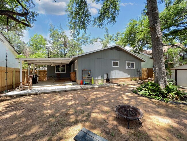 Building Photo - Comfortable 3 Bed, 2 Bath Home with Natural Light Throughout