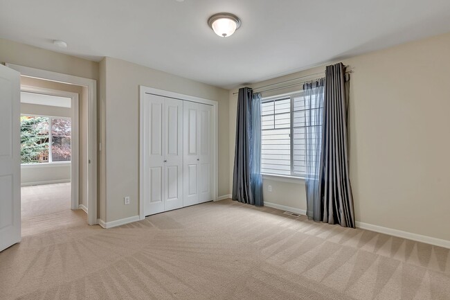 Building Photo - Must see in beautiful Redmond neighborhood