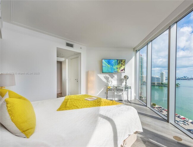 Building Photo - 1300 Brickell Bay Dr