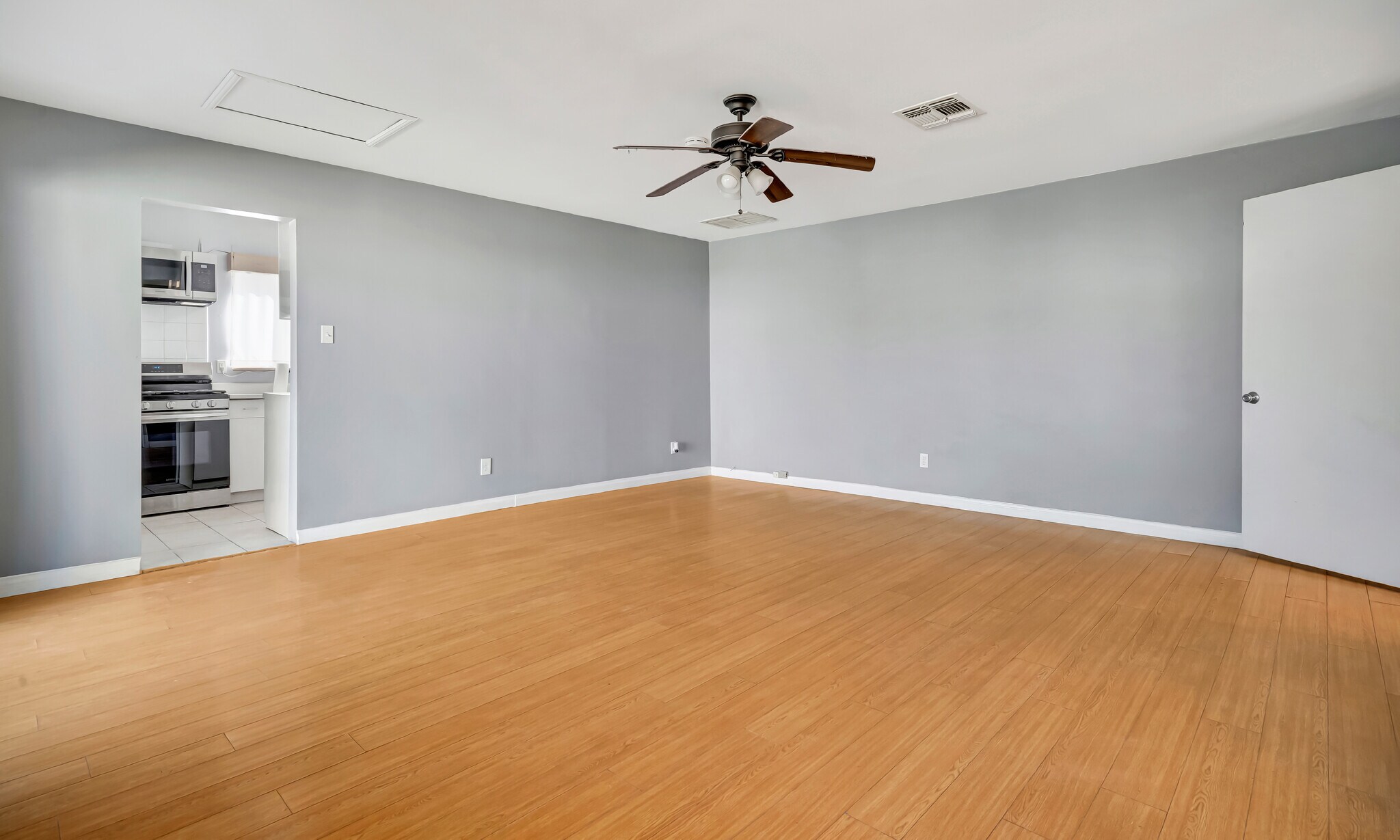 Building Photo - 15157 Valleyheart Dr