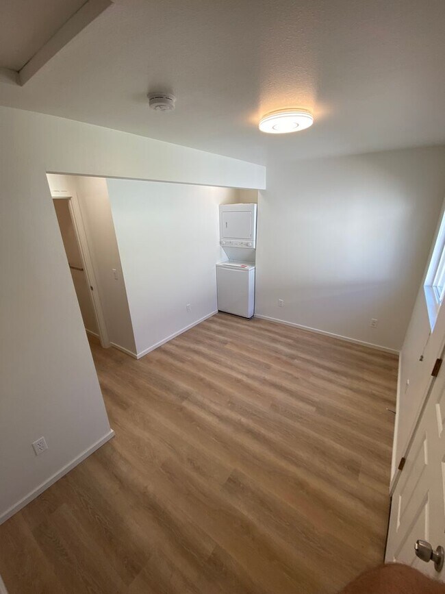 Building Photo - Move-In Ready!