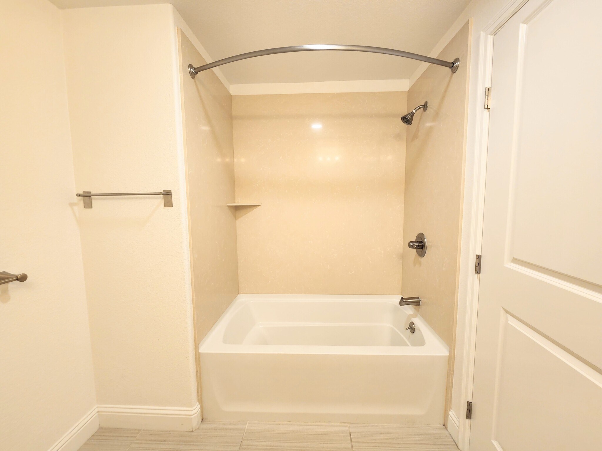 Bath tub - 2585 El Camino Real