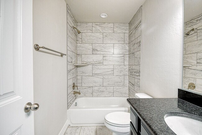 Building Photo - 1016 E Jackrabbit Ln