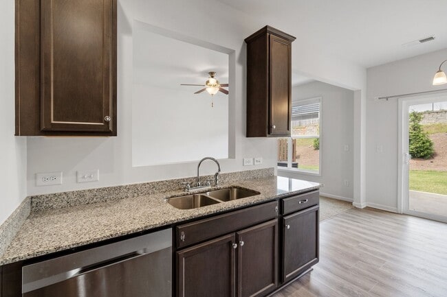 Building Photo - Lovely 3 BR, 2.5 BA Townhome, Centrally lo...