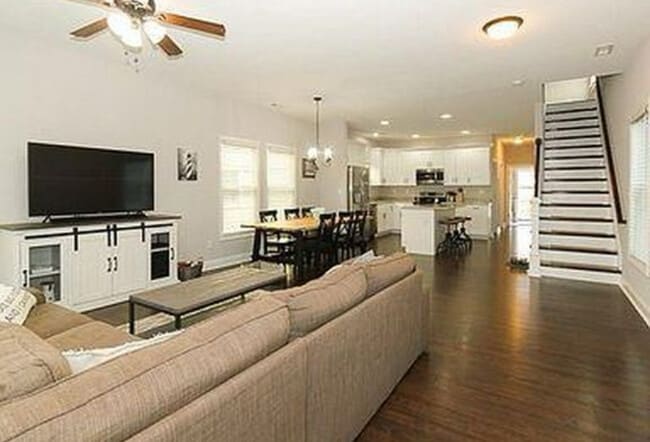 Building Photo - Sober living recovery house for men in Por...