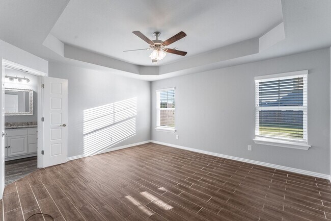 Building Photo - Welcome to this stunning 4-bedroom, 2-bathroom