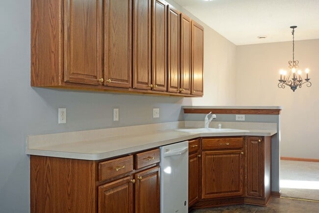 Building Photo - Beautiful 2-Bedroom 3-Bathroom Townhouse in Plymouth!