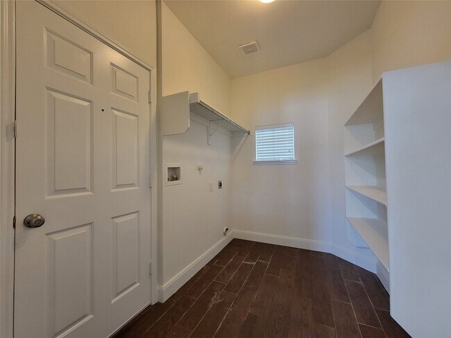 Building Photo - 1028 Utopia Ln