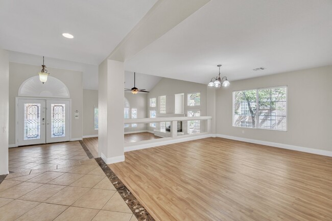 Building Photo - LUXORY 5 BEDROOM 3 1/2 BATH HOME LOCATED I...