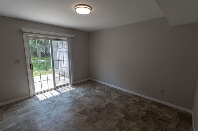 Building Photo - 212-214 Nikki Way