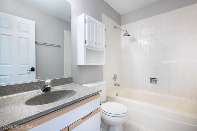 Building Photo - 2342 Hamilton Pl