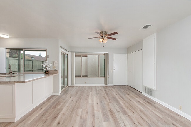 Building Photo - 3 Bedroom, 2 Bath 1374sf Detached condo in Mesa Village 92126.