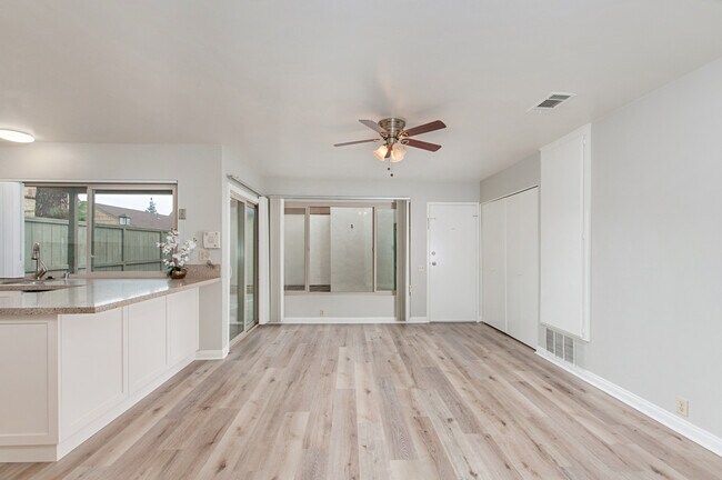Building Photo - 3 Bedroom, 2 Bath 1374sf Detached condo in...