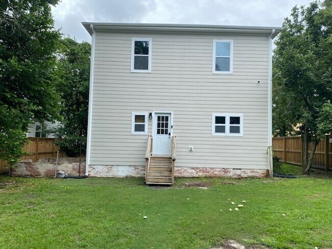 Building Photo - Georgous 5 bedroom 2.5 bath home in Downto...