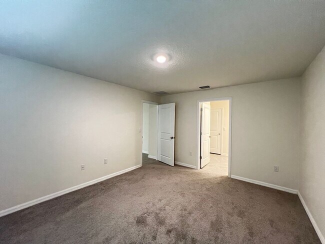 Building Photo - 4BD/2BA Modern Comfort Meets Suburban Serenity in Ocala! WASHER & DRYER INCLUDED! FULLY FENCED HOME!