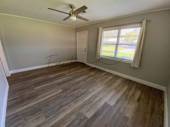 Building Photo - Updated 3-Bedroom Home with Bonus Room & F...