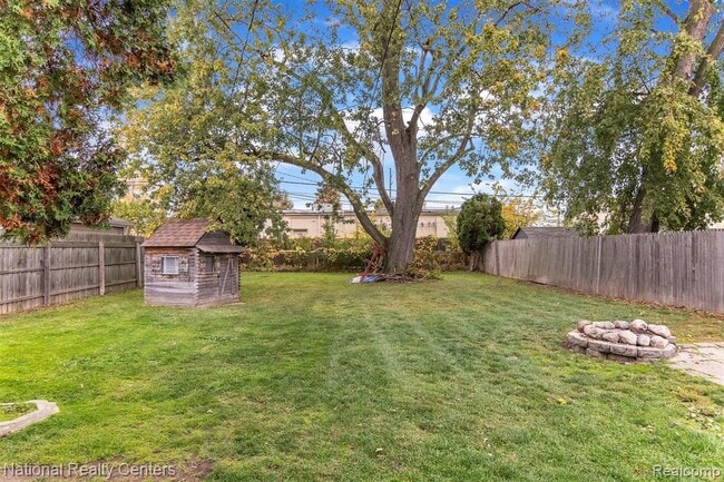 Building Photo - 21371 Hillcrest St