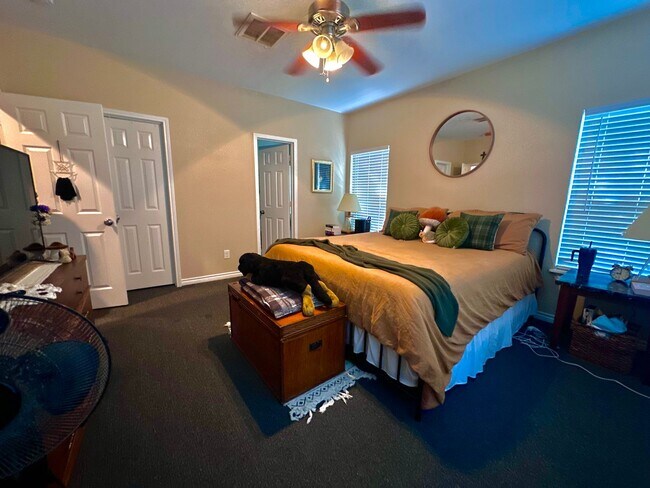 Building Photo - Charming 3/3 House in with Covered Parking Near Campus!