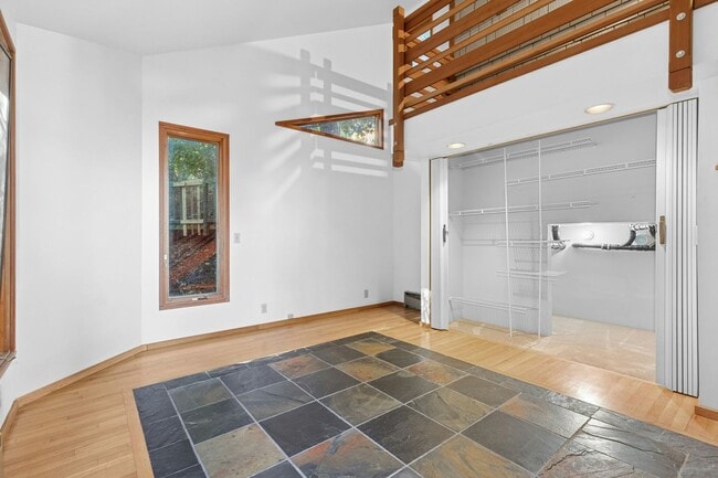 Building Photo - 2Bd/1.75Ba Mercer Island House