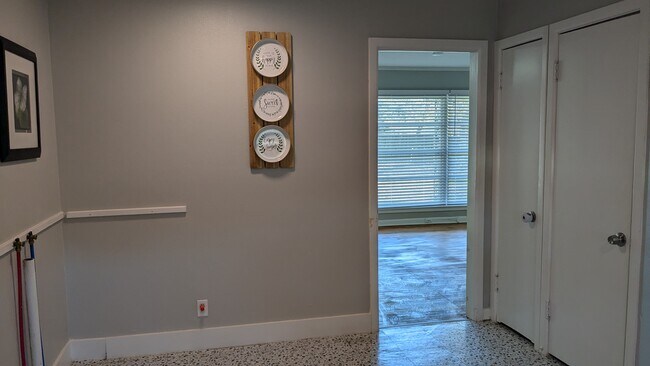 Building Photo - 2417 S Kennedy Ave