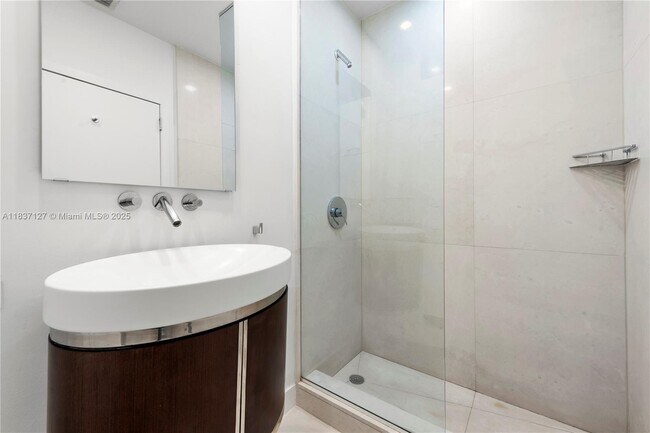 Building Photo - 808 Brickell Key Dr