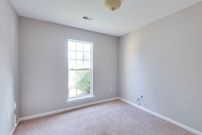 Building Photo - Ranch Home in great school district!